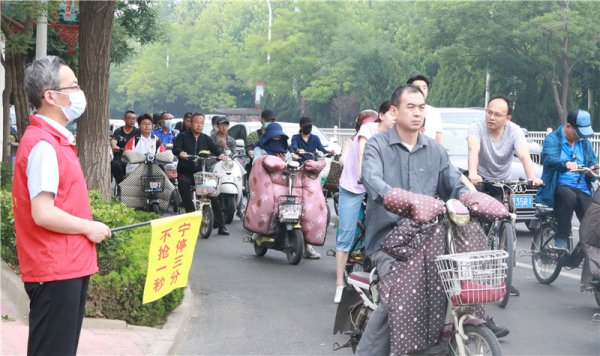 集團黨委書記張海輝參加文明交通勸導志愿服務
