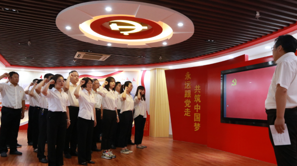 交投集團(tuán)開展“迎七一 學(xué)黨章 重溫入黨誓詞”活動