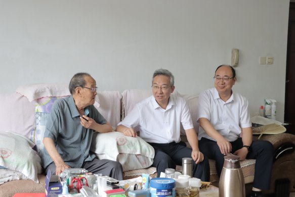 慰問(wèn)傳黨情 關(guān)懷暖人心—交投集團(tuán)開(kāi)展“七一”走訪慰問(wèn)老黨員活動(dòng)